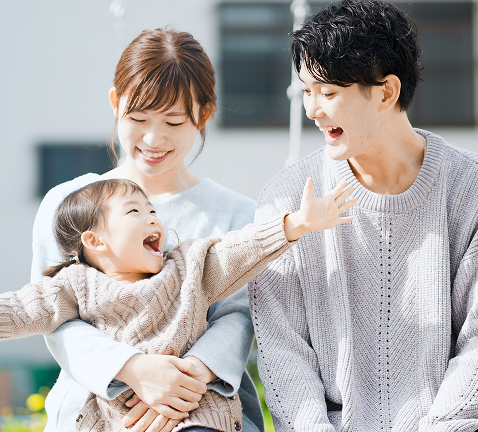 子供を見つめる親