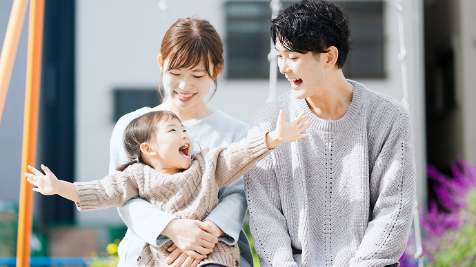 子供を見つめる親